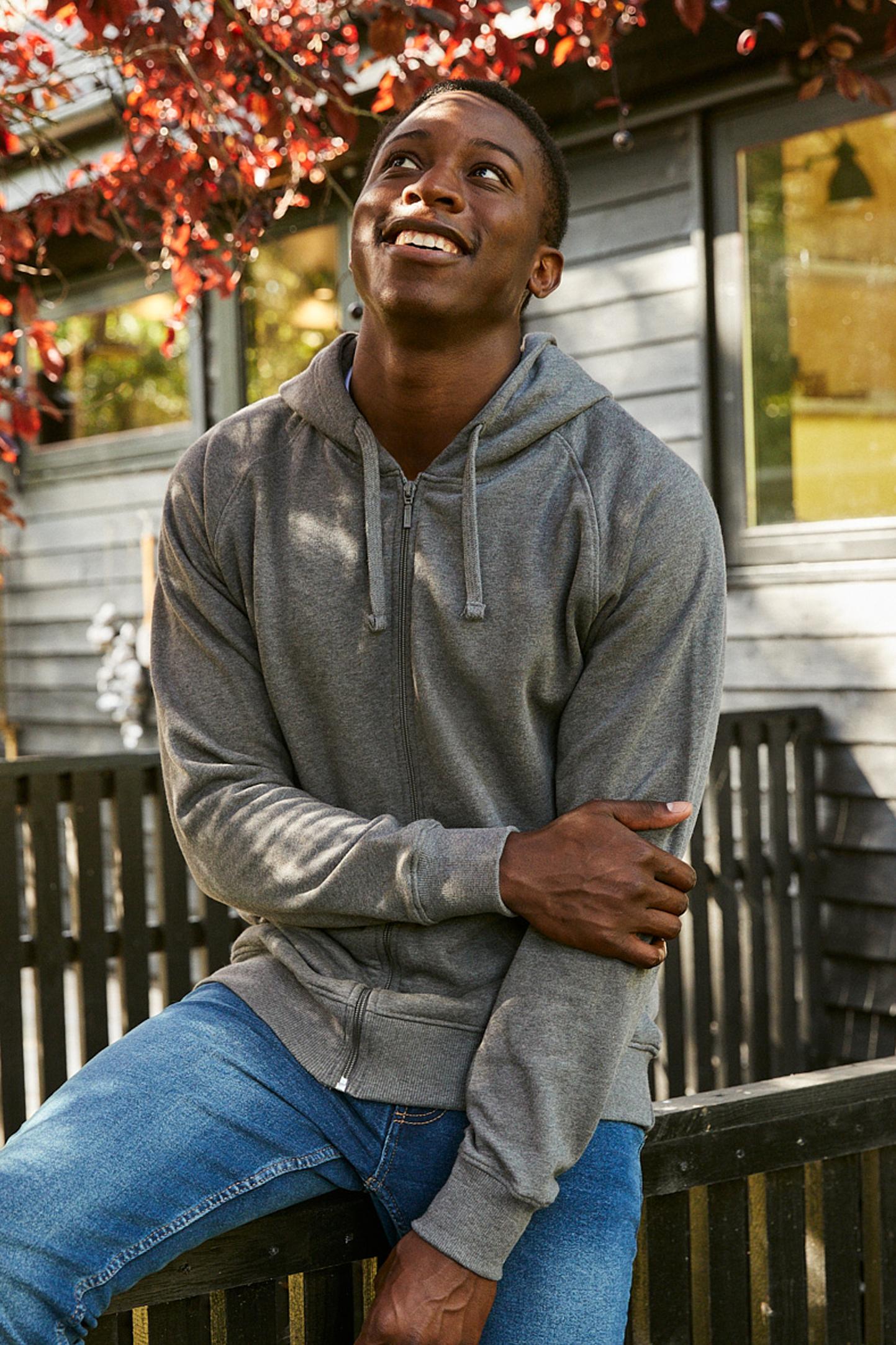 Sudadera con capucha y cremallera para hombre