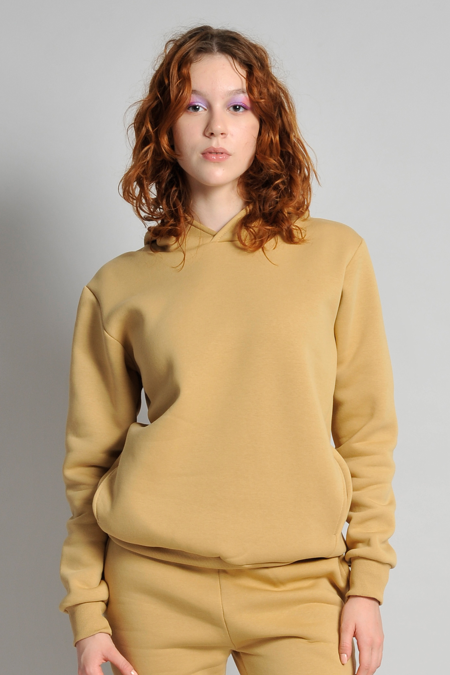 Sudadera con capucha suave. Corte urbano. 75 % algodón/25 % poliéster. 320 g/m². Color negro. Talla XS.