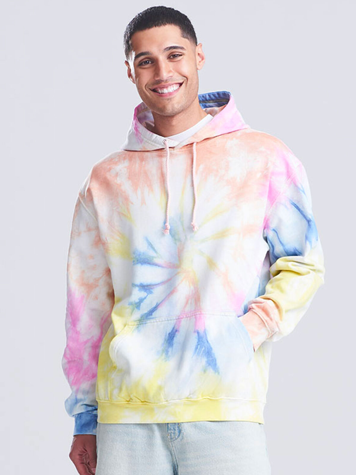 Sudadera con capucha teñida con la técnica tie-dye