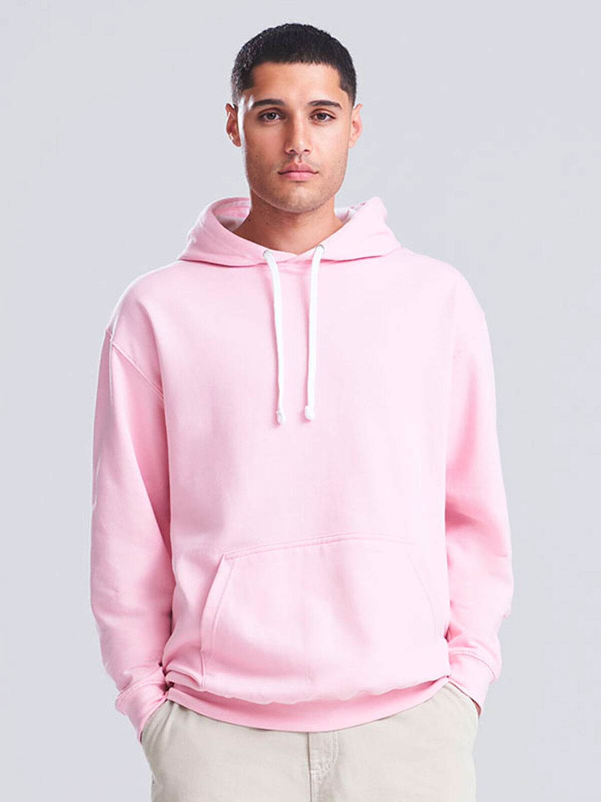 Sudadera con capucha estilo universitario