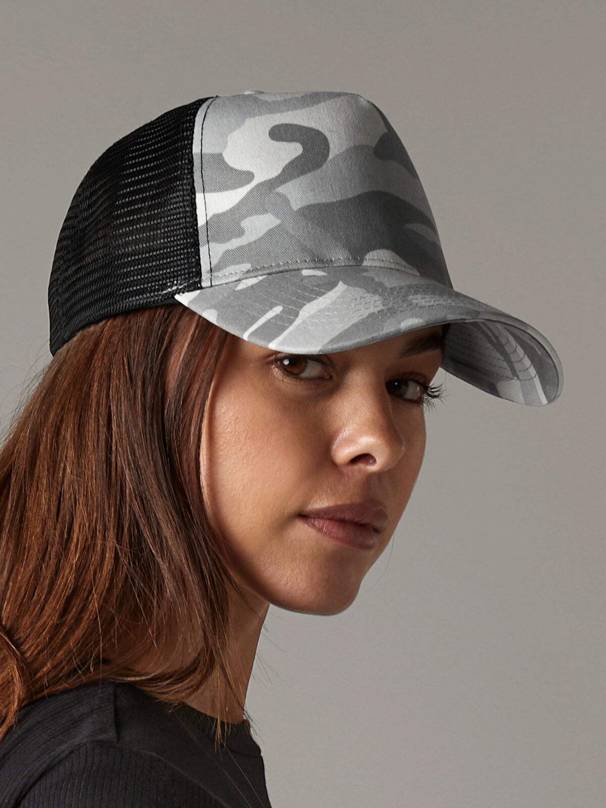 Gorra trucker con cierre ajustable de camuflaje