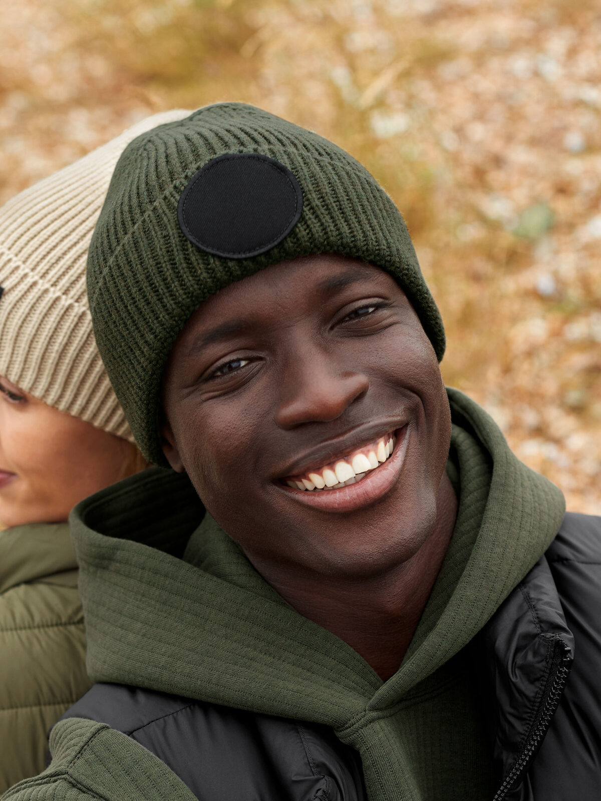 Gorro con parche circular de moda