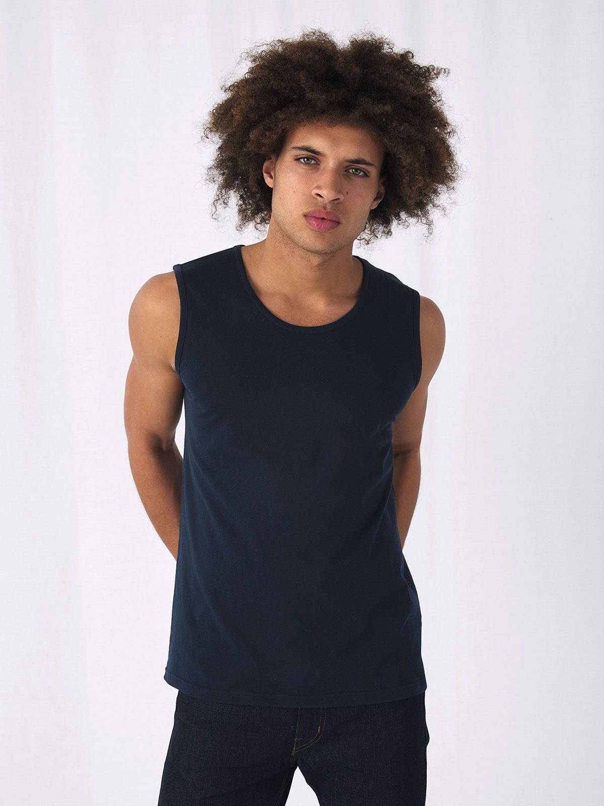 Movimiento atlético con chaleco