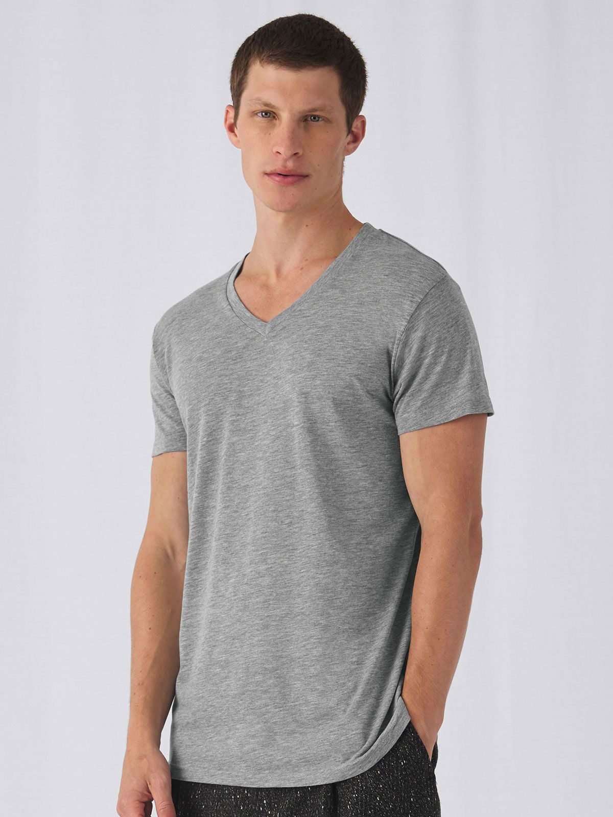 Camiseta de hombre con cuello en V y tejido triblend