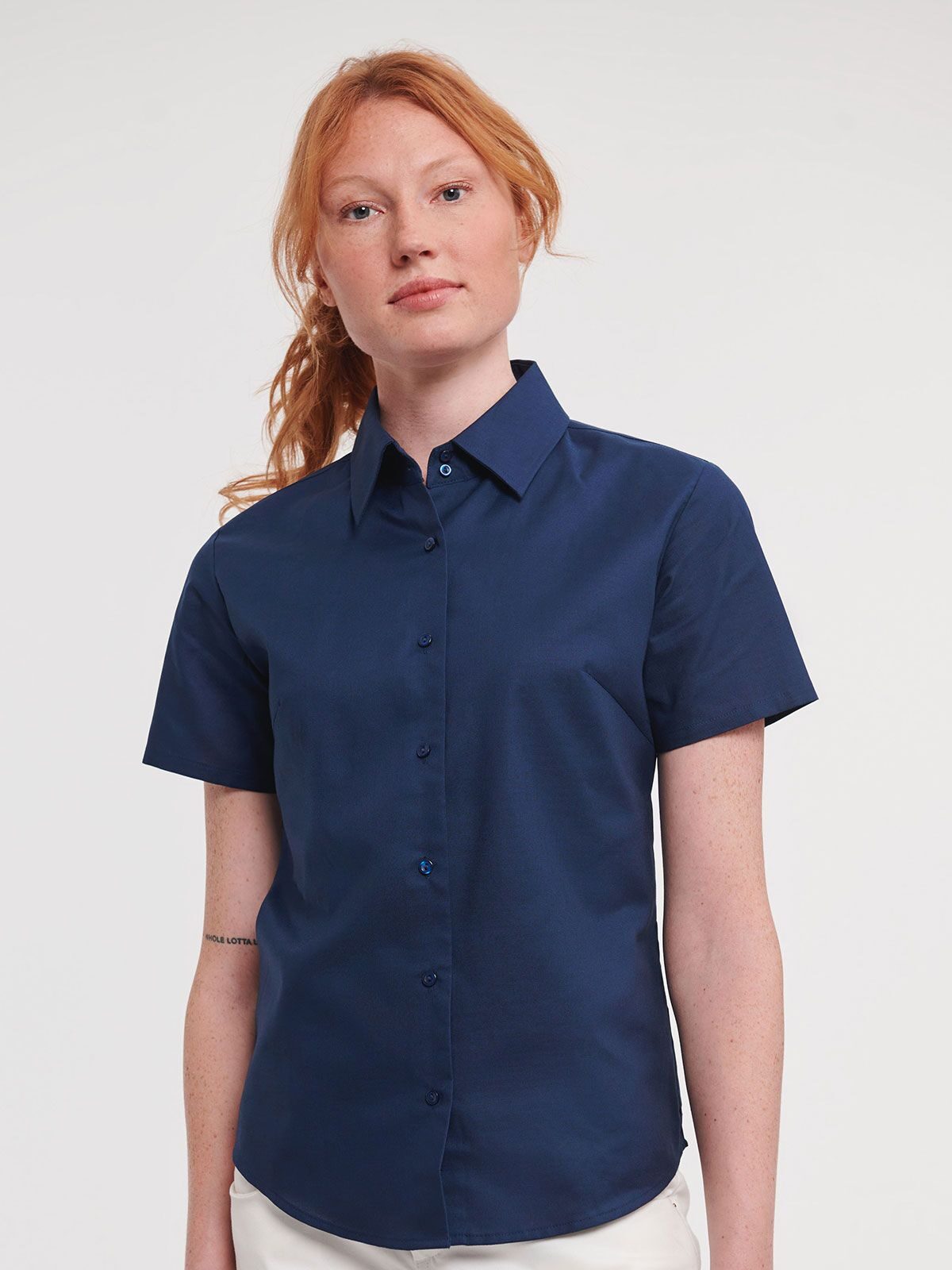 Camisa Oxford de manga corta para mujer.