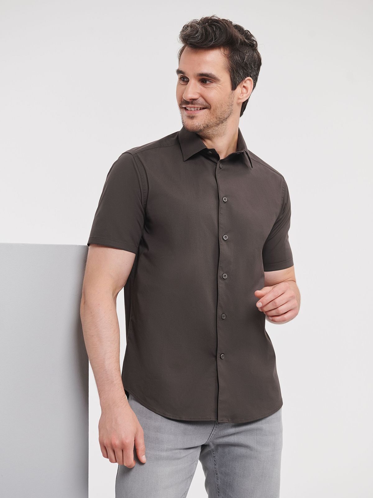 Camisa elástica ajustada de manga corta para hombre
