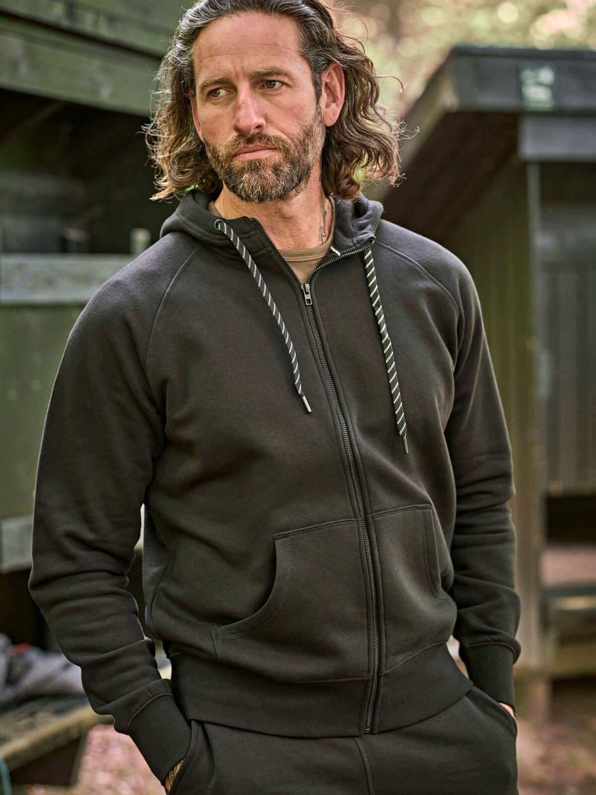 Sudadera con capucha y cremallera completa para hombre.