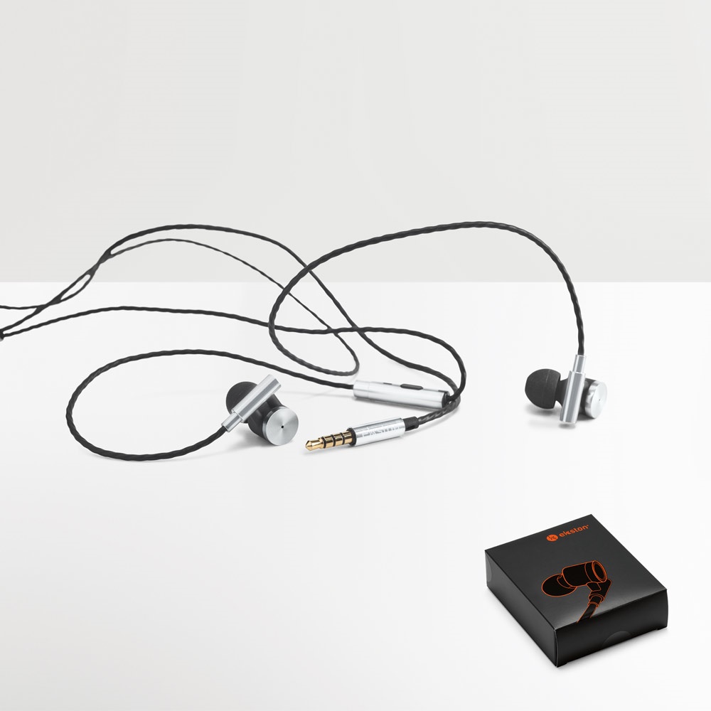 Vibración. Auriculares de metal y ABS con micrófono.