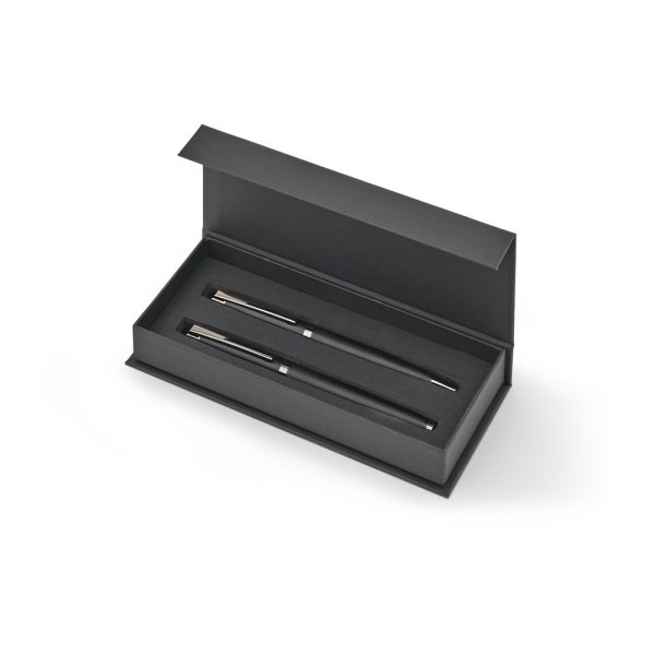 KINGSLEY. Juego que incluye 1 bolígrafo de aluminio y 1 bolígrafo roller de aluminio, con tinta azul Dokumental®. - 103 - Negro
